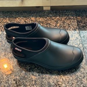 NWT Women’s original black Hunter clog size 8